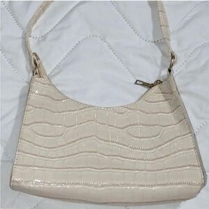 Elegant Cream Crocodile-Embossed Shoulder Bag